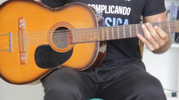 guitare sur la jambe droite